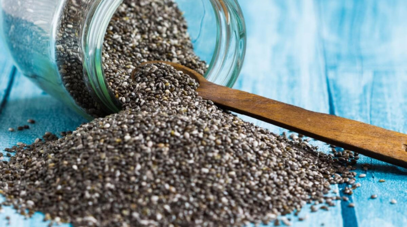 Incluir a semente de chia na rotina é uma forma prática e versátil de turbinar a dieta (Imagem: Jarvna | Shutterstock)