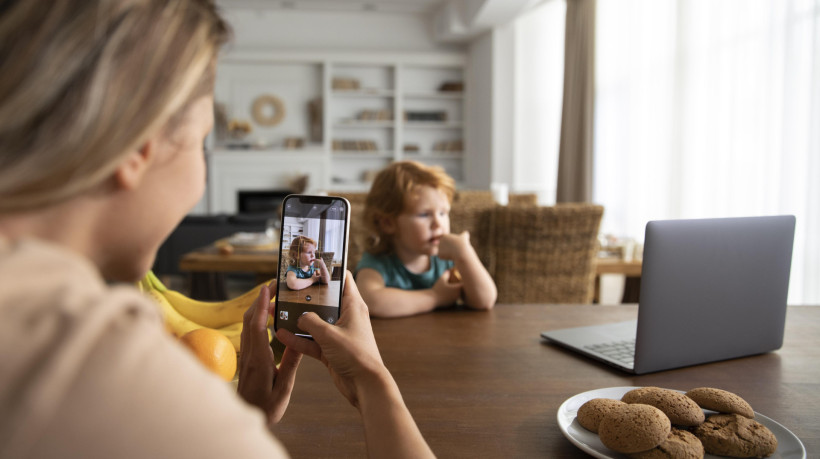 Na visão da psicóloga Ana Lúcia Karasin, o sharenting pode revelar mais sobre as necessidades emocionais dos pais do que sobre os próprios filhos; entenda