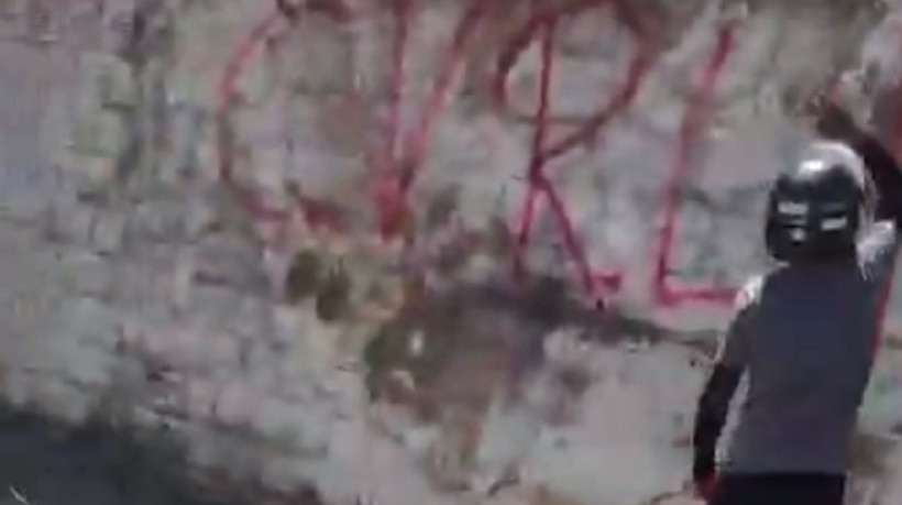 Homens se filmaram fazendo pichações em alusão ao Comando Vermelho no contexto da disputa com a Guardiões do Estado no Vicente Pinzón