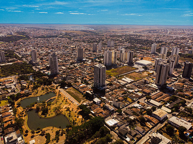 A cidade ocupa 933 km² com 396 mil habitantes; Fica a 1.167m de altitude e a apenas 48 km da capital Goiânia.