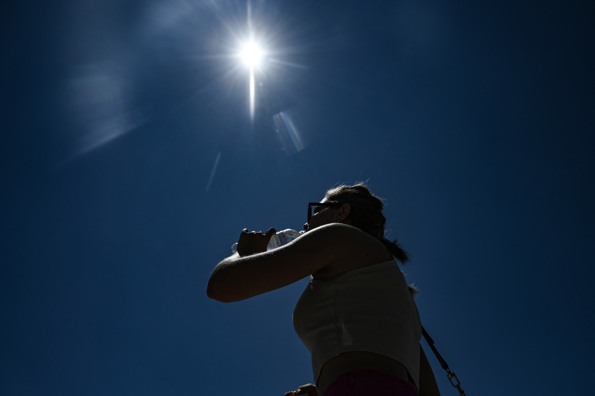 Recomenda&ccedil;&atilde;o &eacute; para consumo de l&iacute;quidos e pouco esfor&ccedil;o f&iacute;sico nas horas mais quentes (Foto: Sakis Mitrolidis / AFP)