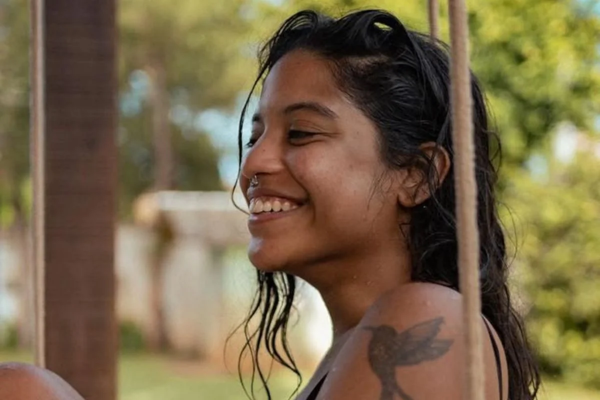 O procedimento no Instituto Médico Legal Afrânio Peixoto, no Centro da cidade, ocorreu a pedido da família, com autorização da Justiça Federal e apoio da Defensoria Pública da União. Parentes da jovem queriam saber se ela ficou viva por dias aguardando o resgate. 