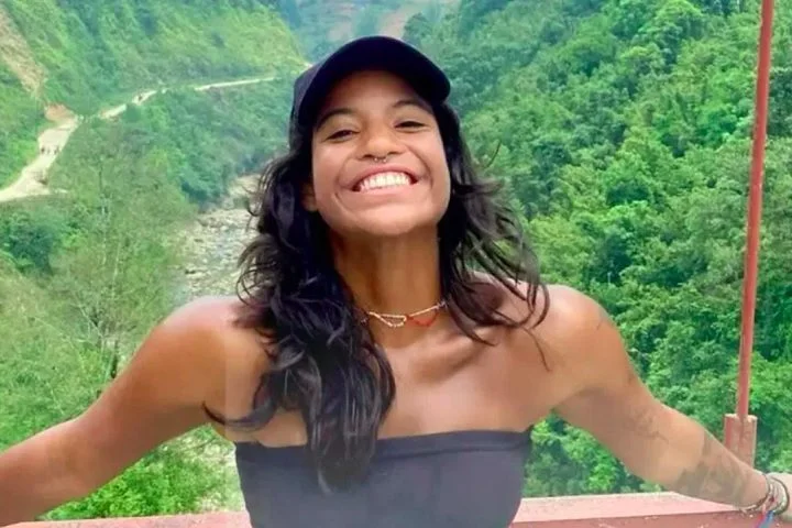 O laudo pericial feito pelo Instituto Médico-Legal (IML) do Rio de Janeiro confirmou que Juliana Marins, de 26 anos, morreu em decorrência de múltiplos traumas pelo corpo. Vale lembrar que a brasileira caiu em uma trilha no Monte Rinjani, na Indonésia, e o resgate durou mais de quatro dias.