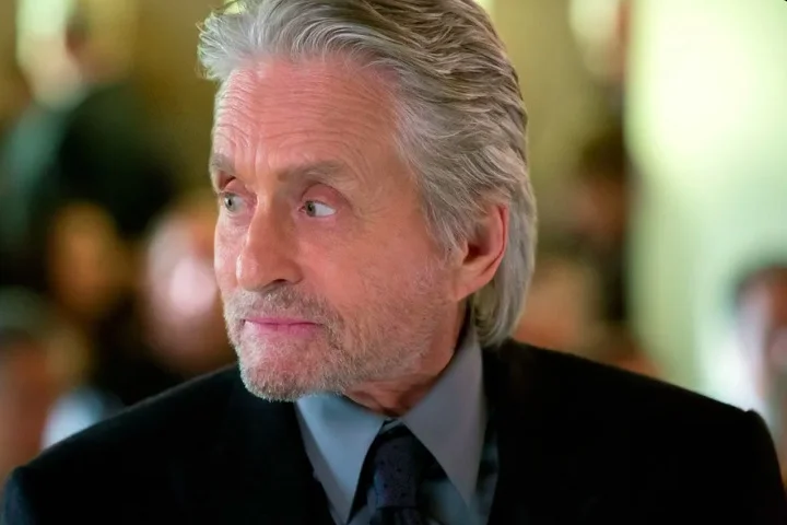 Sem trabalhar desde 2022, o ator explicou que a pausa se deve ao tratamento de um câncer na garganta em estágio quatro, que poderia comprometer sua fala e, consequentemente, sua carreira. 