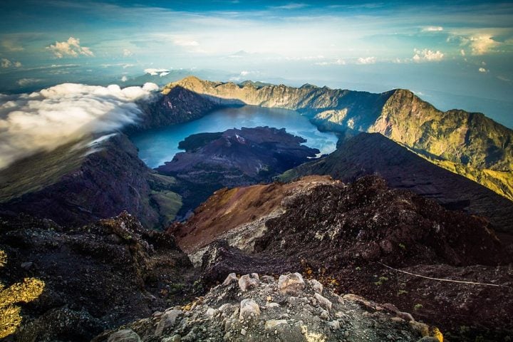 A região ao redor do monte faz parte do Parque Nacional de Gunung Rinjani, uma área protegida de grande importância ecológica e cultural da Indonésia.