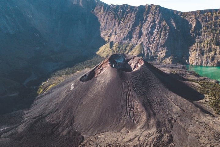 A impressionante caldeira do vulcão, que abriga o lago Segara Anak, foi formada após uma erupção há cerca de 700 anos.