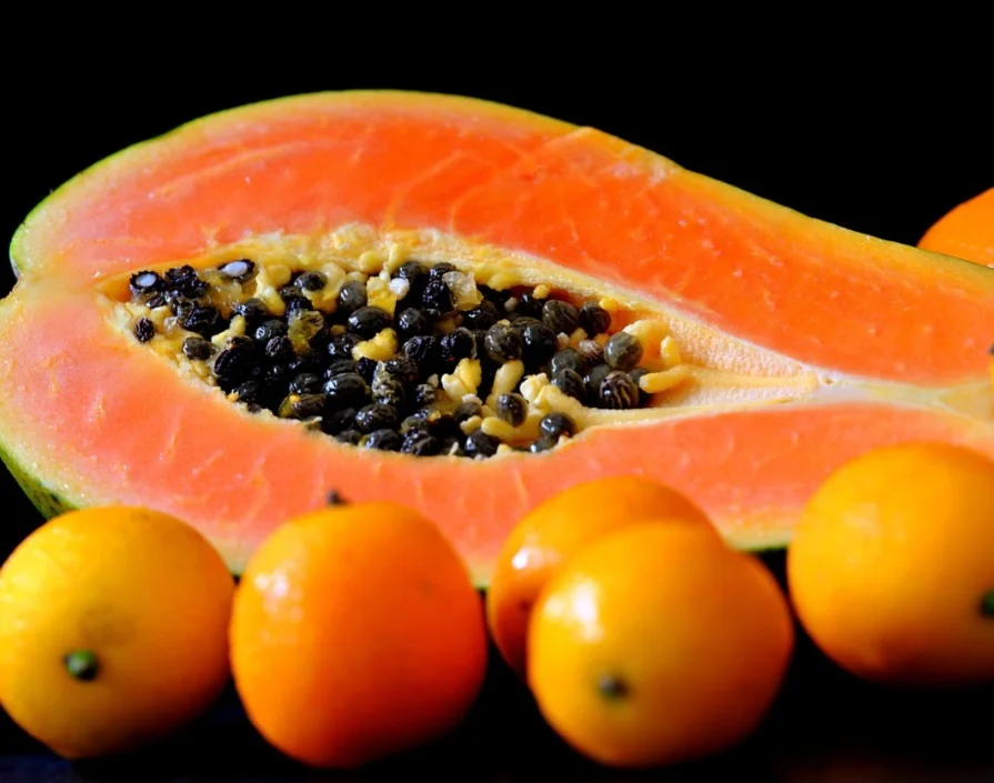 Essas sementes também são ricas em fibras, ampliando ainda mais os efeitos benéficos da fruta para o sistema digestivo. O consumo das sementes deve ser feito de forma moderada e pode ser incluído em pequenas quantidades em receitas como iogurtes e sucos.