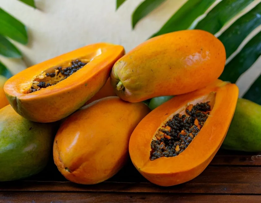 Ambos podem ser consumidos ao natural ou em receitas variadas como sucos, vitaminas, doces, saladas e até mesmo em pratos salgados. Além da polpa, as sementes do mamão também têm utilidade na alimentação, sendo consumidas com moderação em iogurtes e saladas.