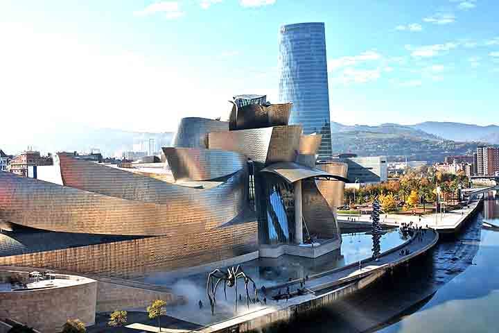 O primeiro da lista é o Museu Guggenheim de Bilbao, projetado por Frank Gehry, com uma arquitetura desconstrutivista. Assim, possui uma superfície de titânio, que brilha sob o sol basco e reflete tanto a cidade quanto o rio. 