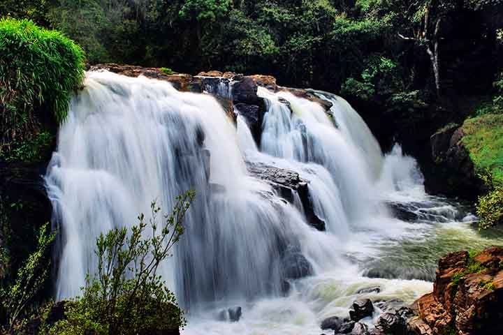 A Cachoeira Véu das Noivas é um dos cartões-postais de Poços de Caldas. Com fácil acesso, está situada em uma área com estrutura para visitantes, incluindo trilhas, pontes de madeira, lojinhas de artesanato e espaço para fotos.