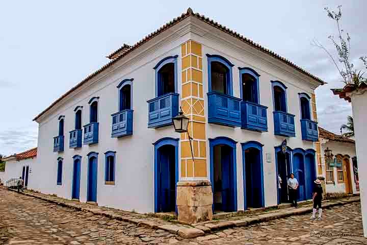 Muitos desses edifícios hoje abrigam museus, pousadas, restaurantes e espaços culturais, o que ajuda a manter a memória viva, sem transformar a cidade em um mero cenário estático.