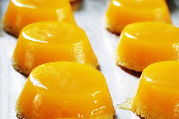 Doces em excesso também devem ser evitados. Alimentos com muito açúcar provocam oscilações bruscas na glicose, causando cansaço, irritação e fome antes da hora.