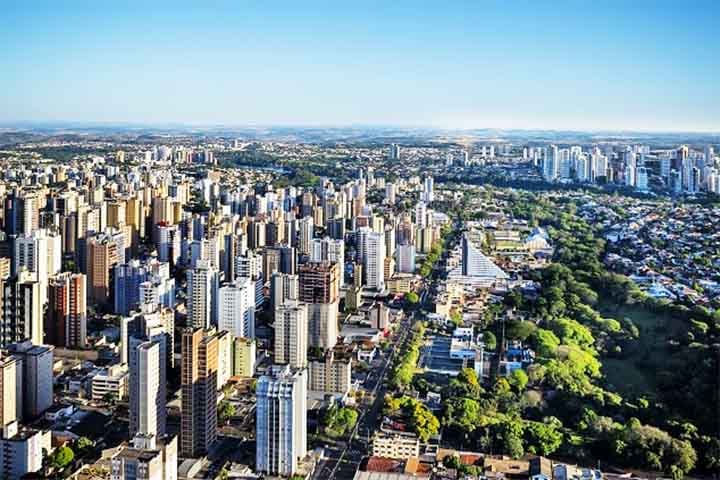 O planejamento urbano é um dos pontos fortes do município. As avenidas largas e bem sinalizadas facilitam o trânsito, e o transporte coletivo funciona de forma eficiente, com terminais integrados que atendem as principais regiões.
