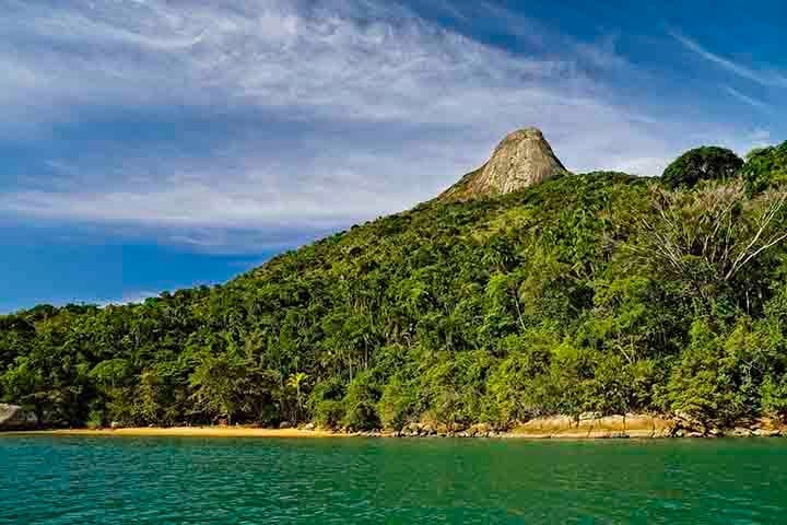 O acesso à cidade é feito principalmente pelas rodovias BR-101 ou Rio-Santos, já que Paraty não possui aeroporto. Quem vem de carro ou ônibus precisa se preparar para um trajeto sinuoso, mas visualmente recompensador.