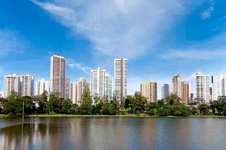 A atenção básica é fortalecida por equipes multiprofissionais, e há investimentos constantes na melhoria dos serviços, o que garante mais segurança e agilidade no atendimento à população.