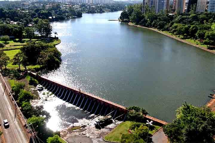 Um dos grandes atrativos de Londrina está em seus espaços públicos. O Lago Igapó é símbolo da cidade, muito procurado por quem deseja caminhar, correr ou simplesmente contemplar a paisagem ao redor.