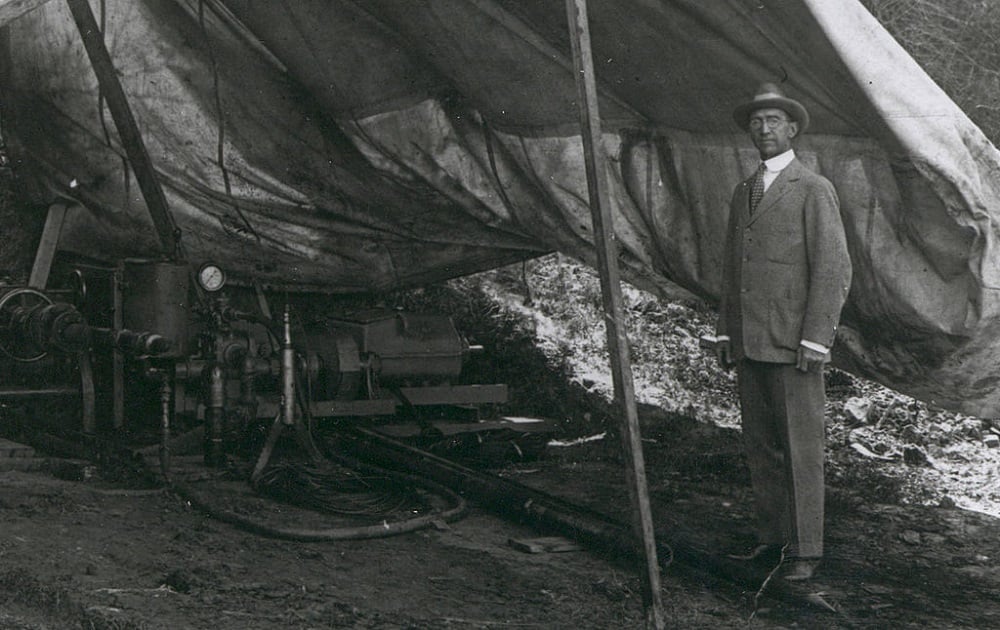 Após a morte da mãe, Allene Hughes, e do pai, Howard R. Hughes Sr., (foto) em um curto espaço de dois anos, Howard se tornou órfão ainda aos 19 anos de idade. 