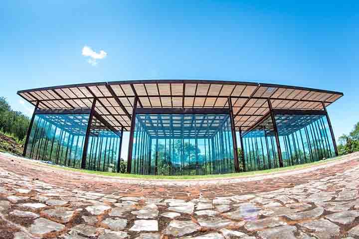 É um lugar onde o presente está sempre se renovando, sem perder a conexão com as raízes que ajudaram a construir sua identidade. Visitar, estudar ou viver em Londrina é se envolver com uma cidade que segue crescendo com inteligência e sensibilidade.
