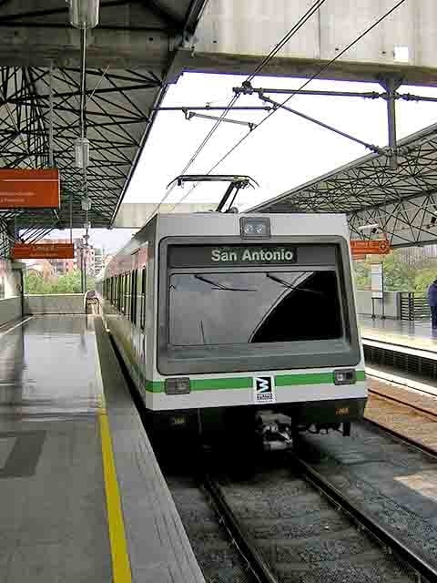 Instalados em encostas íngremes, eles permitiram que moradores de regiões elevadas tivessem acesso rápido ao centro urbano, encurtando distâncias e promovendo inclusão.