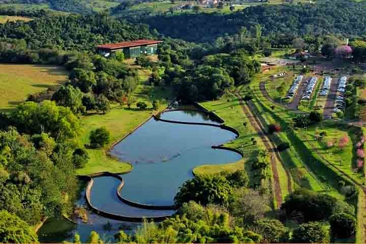 Com raízes profundas na cafeicultura, a cidade evoluiu de forma expressiva, tornando-se referência econômica, universitária e cultural em toda a região sul do Brasil. 