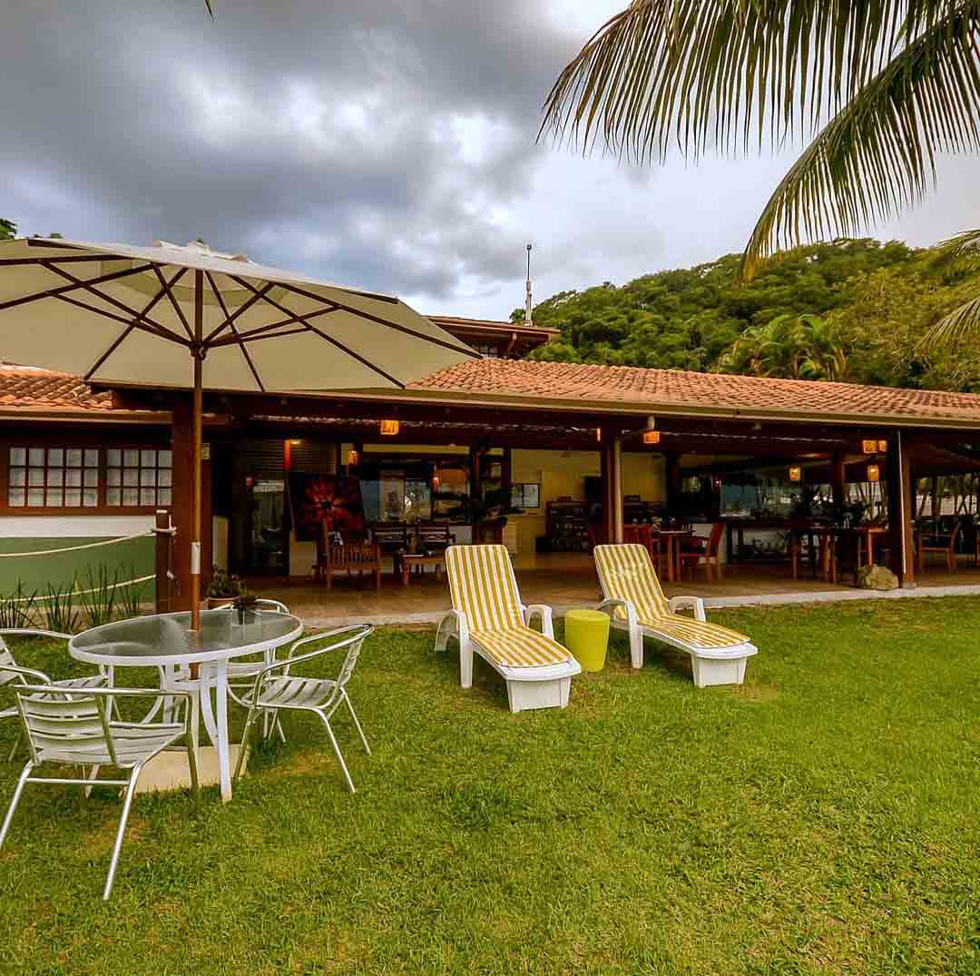 A culinária também é um atrativo que não passa despercebido. Os restaurantes da cidade utilizam ingredientes da região, principalmente frutos do mar, para criar pratos que agradam tanto aos paladares mais exigentes quanto aos que preferem refeições simples.