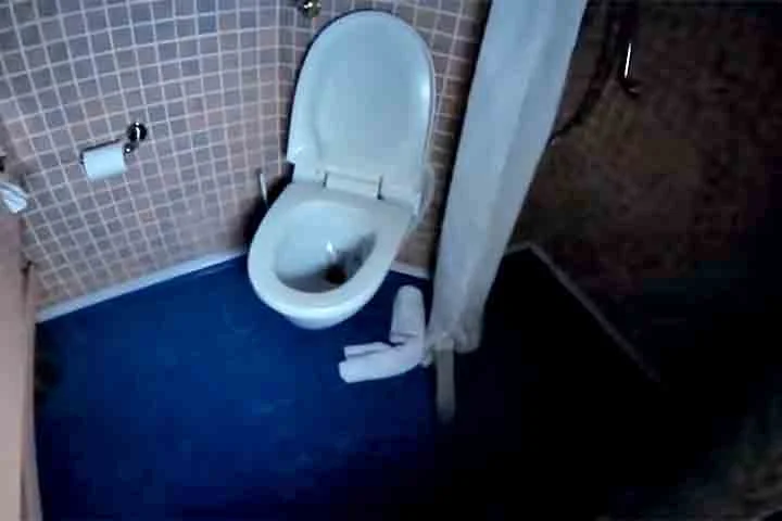 Para além do desconforto físico, muitos relatam o impacto psicológico da situação. A falta de informações claras, a demora no resgate e a percepção de que estavam sendo esquecidos agravam ainda mais a experiência.