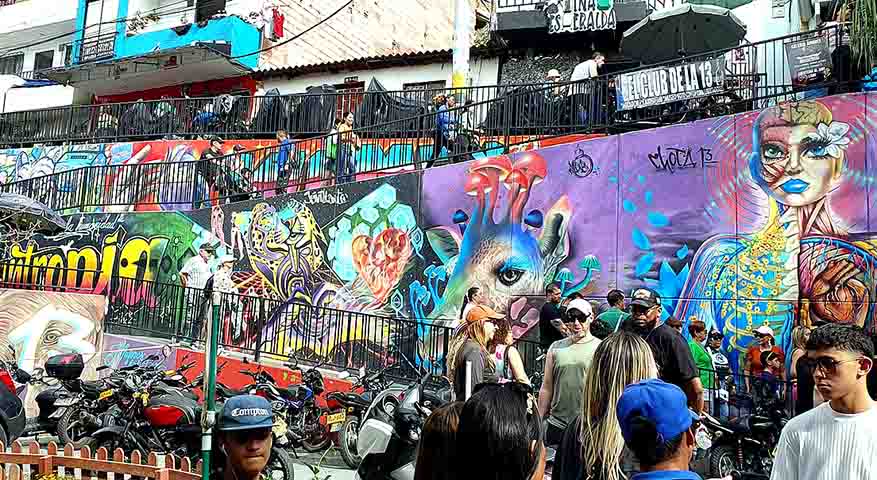 A medida facilitou a mobilidade em áreas com terrenos acidentados e se tornou também um atrativo turístico. Hoje, a Comuna 13 é um dos lugares mais visitados de Medellín, graças à combinação de arte urbana, projetos sociais e um novo clima de segurança e acolhimento.
