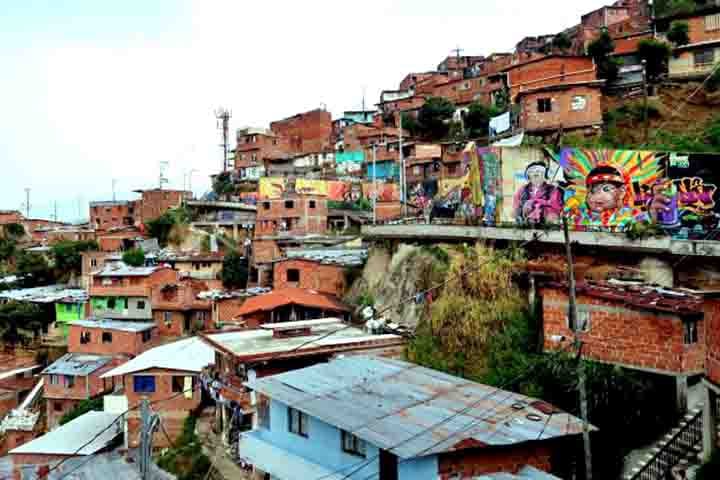 Locais como o Parque Arví, acessível por teleférico, convidam ao contato com a natureza sem a necessidade de deixar a área urbana.