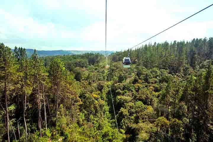 Além das soluções urbanas, Medellín também chama atenção por suas belezas naturais. O relevo montanhoso molda a paisagem e cria oportunidades para trilhas, passeios de bicicleta e vistas panorâmicas.