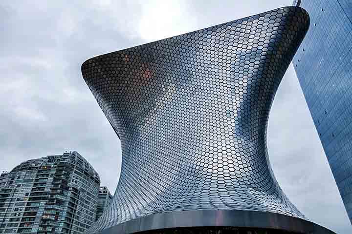 No interior, possui mais de 66.000 obras, como esculturas de Rodin, além de peças de El Greco, Van Gogh e Picasso. O design, então, permite que os visitantes se movimentem naturalmente pelo espaço, semelhante a outros museus em formato espiral.