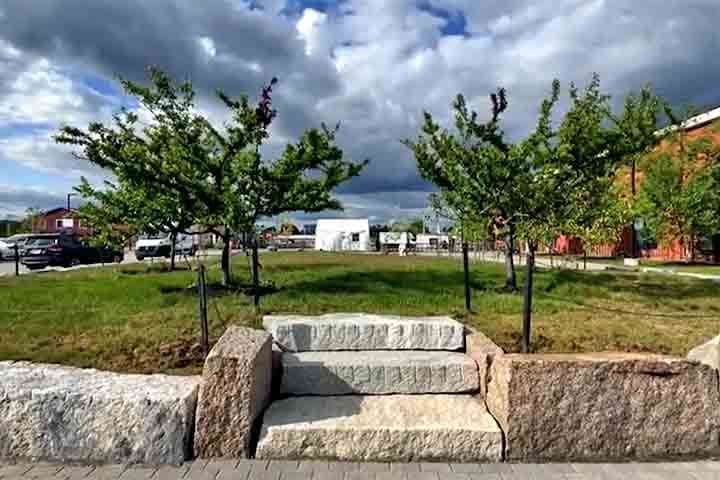 Outras réplicas podem ser encontradas em diversos locais pelos Estados Unidos, como o Museu de Arte de Syracuse, a Universidade de Arkansas e o Jardim Botânico de San Jose.