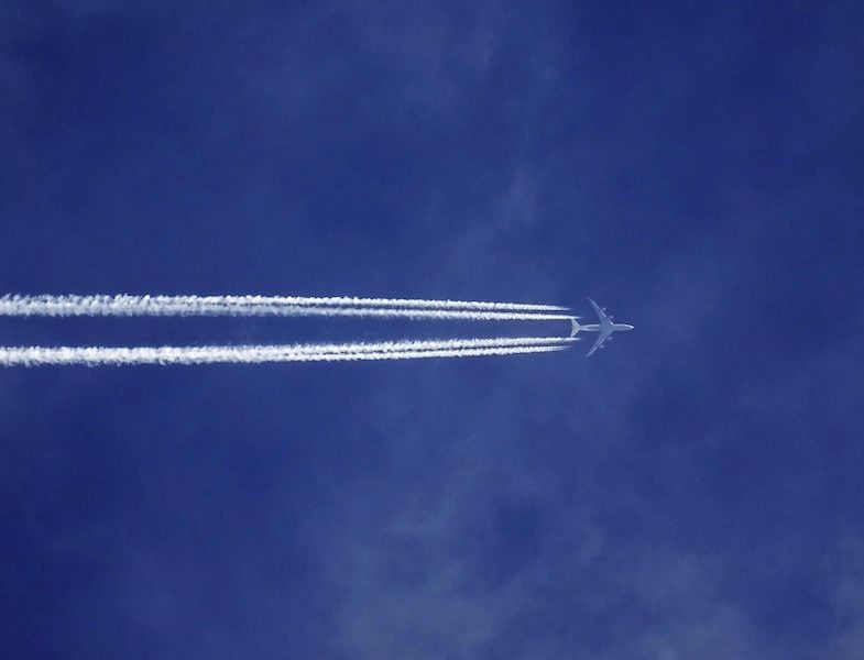 Já no primeiro voo, Howard quebrou o recorde mundial de velocidade ao atingir 566 km/h. Em 1937, outro recorde, dessa vez de tempo de voo: foi de Los Angeles até Newark (Nova Jersey) em 7 horas e 28 minutos!