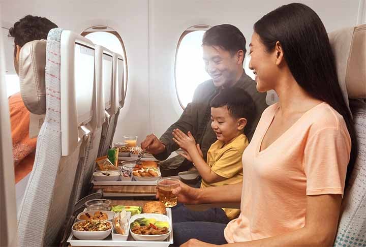 A escolha dos alimentos e bebidas pode afetar diretamente o bem-estar durante o voo. Por conta da pressurização da cabine, da baixa umidade e do tempo prolongado sentado, o organismo responde de forma diferente ao que se consome.