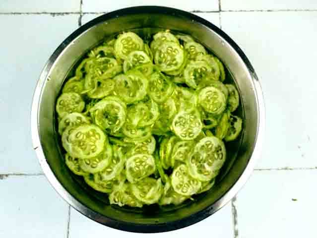 Pode ser consumido cru, em saladas, cozido em pratos como a maxixada ou em conserva. Seu sabor levemente amargo se harmoniza com outros vegetais e temperos, tornando-o uma adição interessante e nutritiva às refeições.