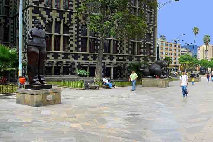 Tudo isso com arquitetura moderna e acessível, aproximando serviços essenciais da população e estimulando, dessa forma, a convivência comunitária.