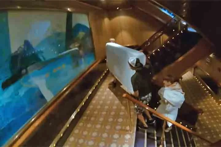 O retrato que se forma ao longo do documentário é perturbador. Pessoas dividindo espaços improvisados, sem acesso a banheiros, tendo que lidar com o calor intenso e o cheiro insuportável de fezes e urina.