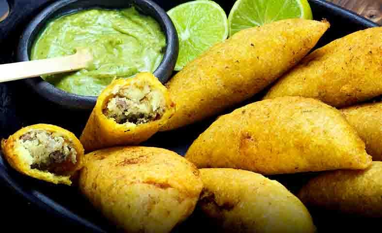 As arepas e empanadas completam o cardápio tradicional, enquanto restaurantes contemporâneos reinterpretam essas receitas com toques modernos. Cafeterias especializadas em grãos colombianos de alta qualidade também estão espalhadas pela cidade, reforçando a importância do café na cultura local.