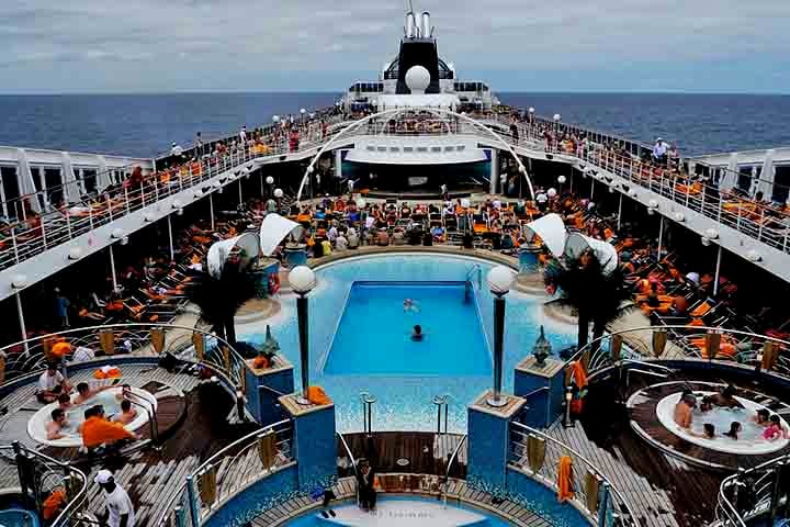 O problema começou com um incêndio na casa de máquinas, mas rapidamente se agravou ao comprometer sistemas essenciais de funcionamento do navio.