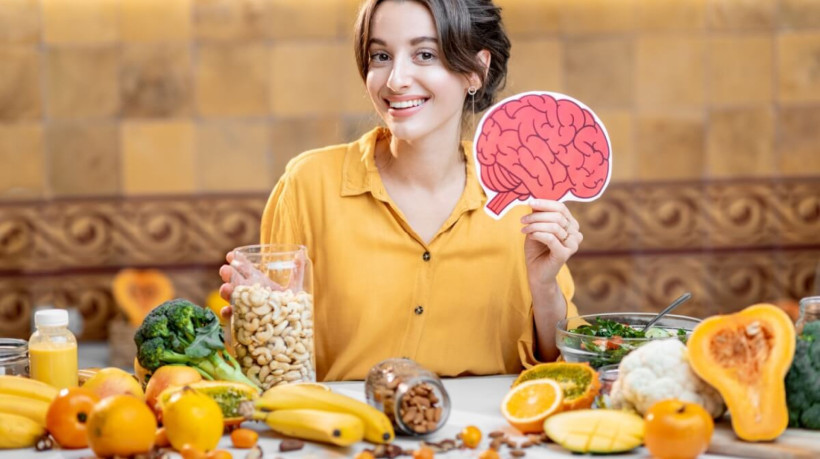 Uma dieta rica em nutrientes ajuda a regular o humor e a fortalecer o organismo contra os efeitos do estresse (Imagem: RossHelen | Shutterstock)