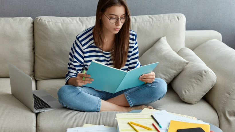 Os vícios de linguagem podem comprometer a clareza da mensagem (Imagem: Cast Of Thousand | Shutterstock)