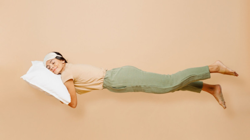 A rotina do sono deve ser mantida mesmo nas férias (Imagem: ViDI Studio | Shutterstock)