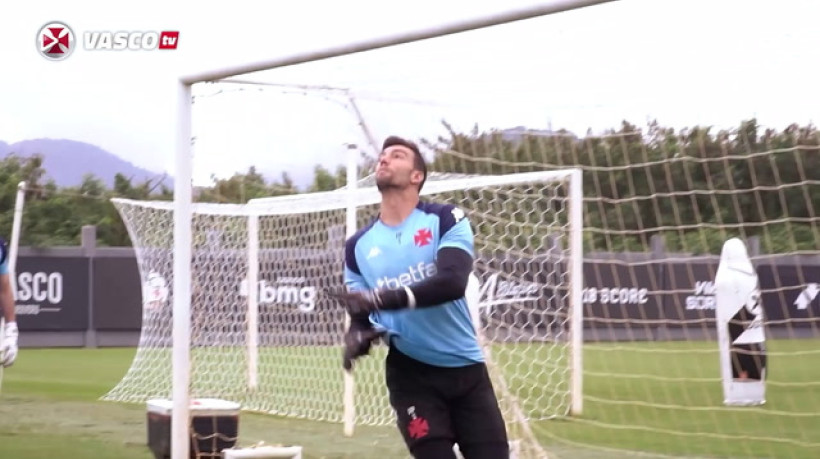 De contrato renovado, Léo Jardim treina com Vasco para clássico