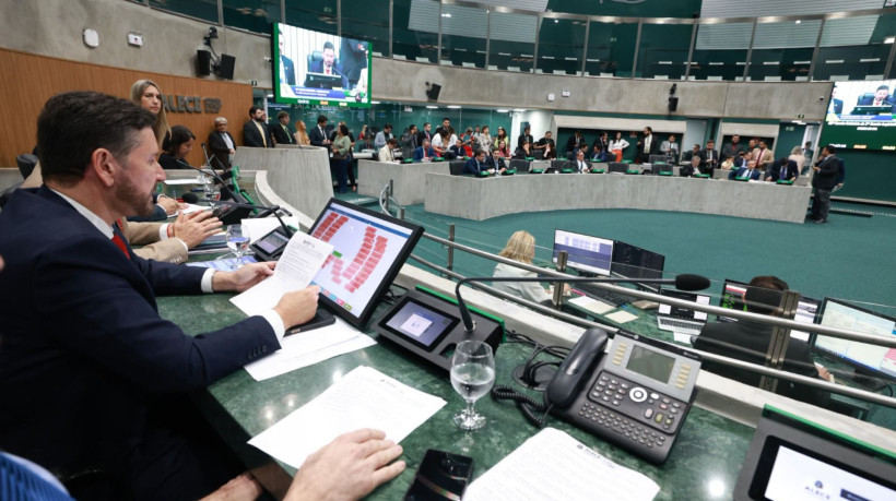 Projeto que protege empresas do Ceará de tarifaço de Trump é votado na Alece