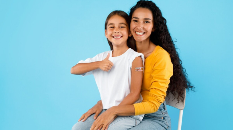 Estratégias simples podem fazer toda a diferença para tornar o momento da vacinação mais leve para as crianças (Imagem: Prostock-studio | Shutterstock)