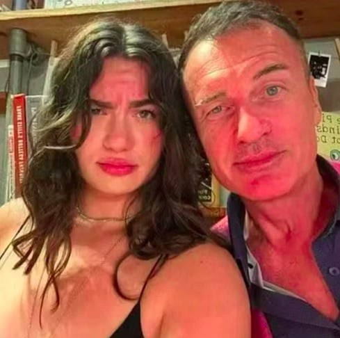 Na publicação, Madison comemorou sua primeira aula como professora de ioga e recebeu os parabéns do pai: Você é incrível!, escreveu ele. Não, VOCÊ é incrível!, respondeu a filha.