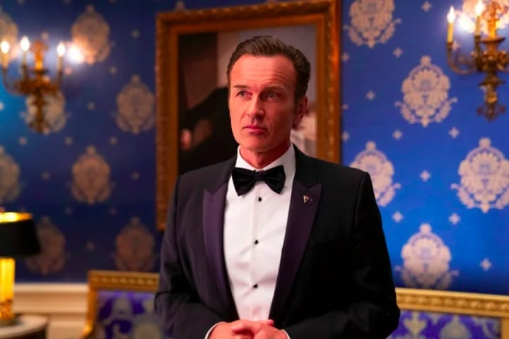 O último trabalho de Julian foi na minissérie Assassinato na Casa Branca, lançada em 2025 pela Netflix.