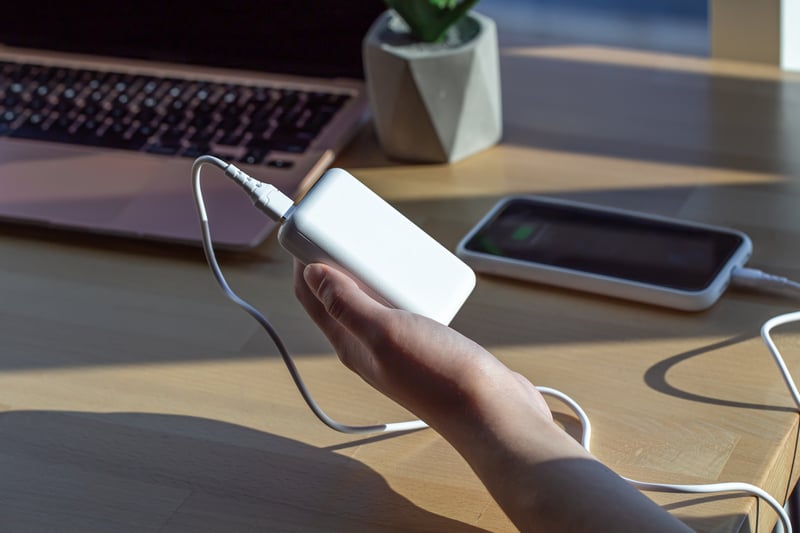 Outro ponto importante é a preferência pelo uso de acessórios como power banks para carregar o celular. É uma estratégia importante e mais segura, que elimina a dependência de tomadas e ajuda a prolongar a vida útil da bateria. 