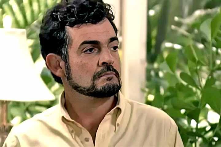 A reexibição estreou em 10 de fevereiro de 2025, em comemoração aos 30 anos da obra, trazendo nostalgia e curiosidade sobre o elenco original. Entre os personagens marcantes está o médico Marcos, interpretado por Buza Ferraz  .