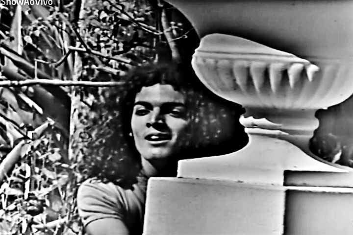 Buza Ferraz, cujo nome verdadeiro era Alberto Paulo Ferraz, nasceu no Rio de Janeiro em 3 de maio de 1950. Iniciou sua carreira na TV em 1972, com a novela Selva de Pedra  .