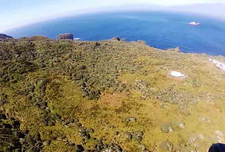 As Ilhas Inacessíveis e de Gough ficam no Oceano Atlântico, segundo o Smithsonian Institution, a cerca de 40 km, a Sudoeste do arquipélago de Tristão da Cunha. 